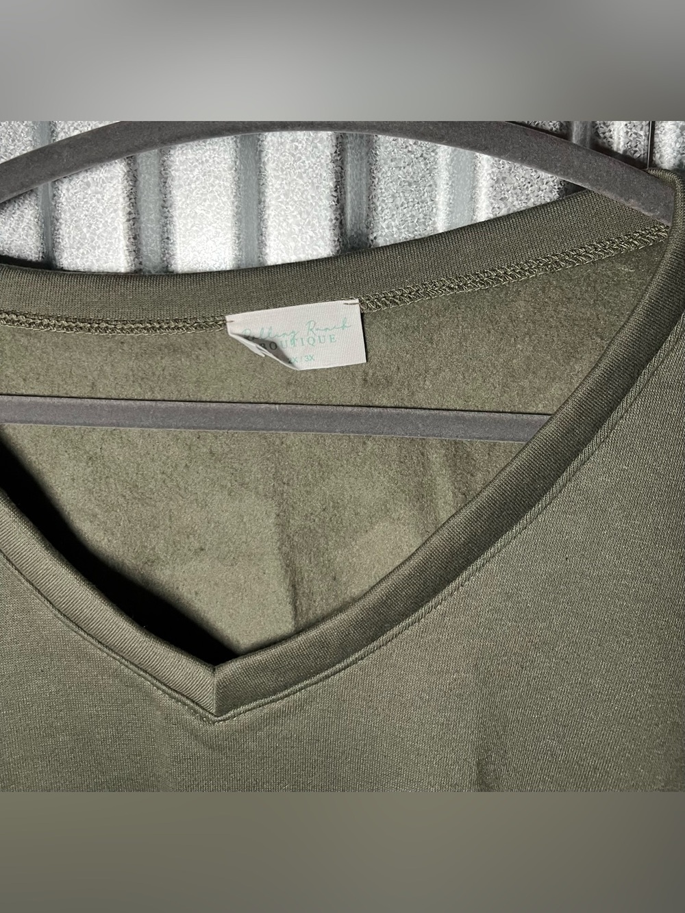 Olive V-Neck Pullover Sweatshirt Oversized Rolling Ranch Boutique 3X NWOT - Picture 2 of 3